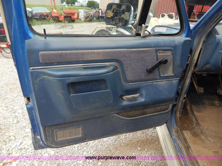 image for item H3321 1988 Ford F250 flatbed truck