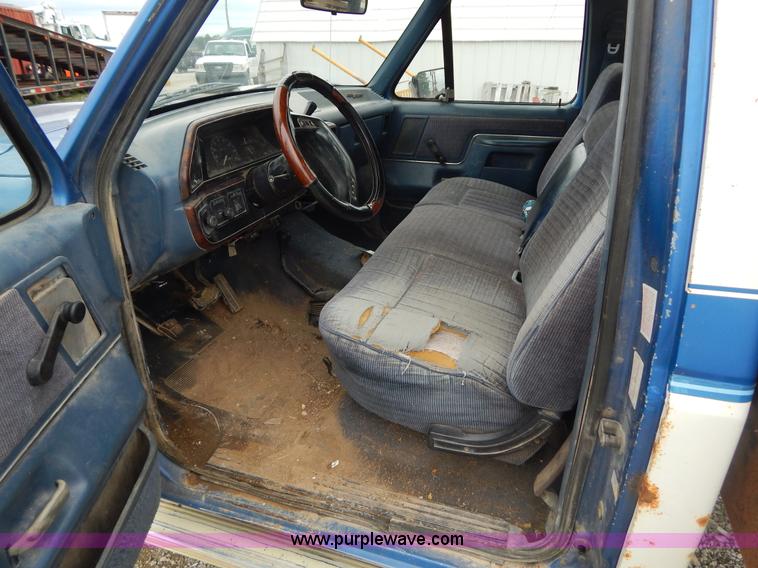 image for item H3321 1988 Ford F250 flatbed truck