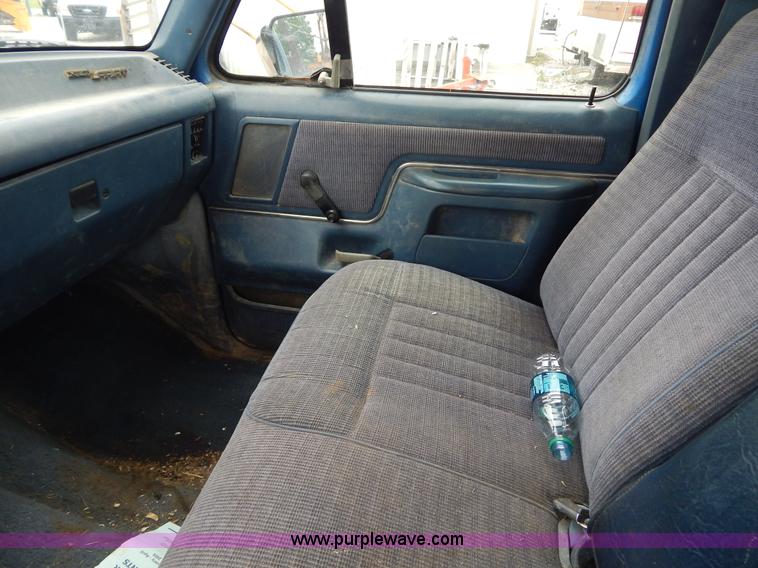 image for item H3321 1988 Ford F250 flatbed truck