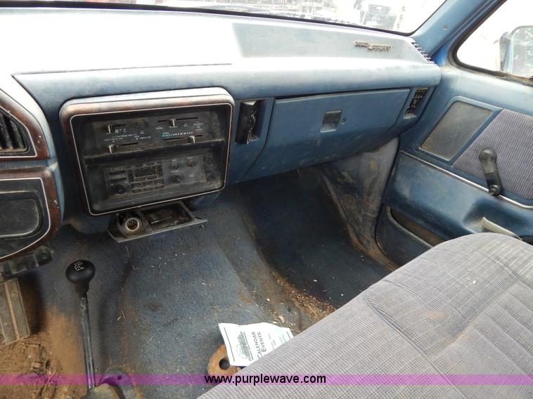 image for item H3321 1988 Ford F250 flatbed truck