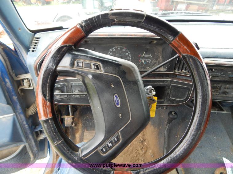 image for item H3321 1988 Ford F250 flatbed truck