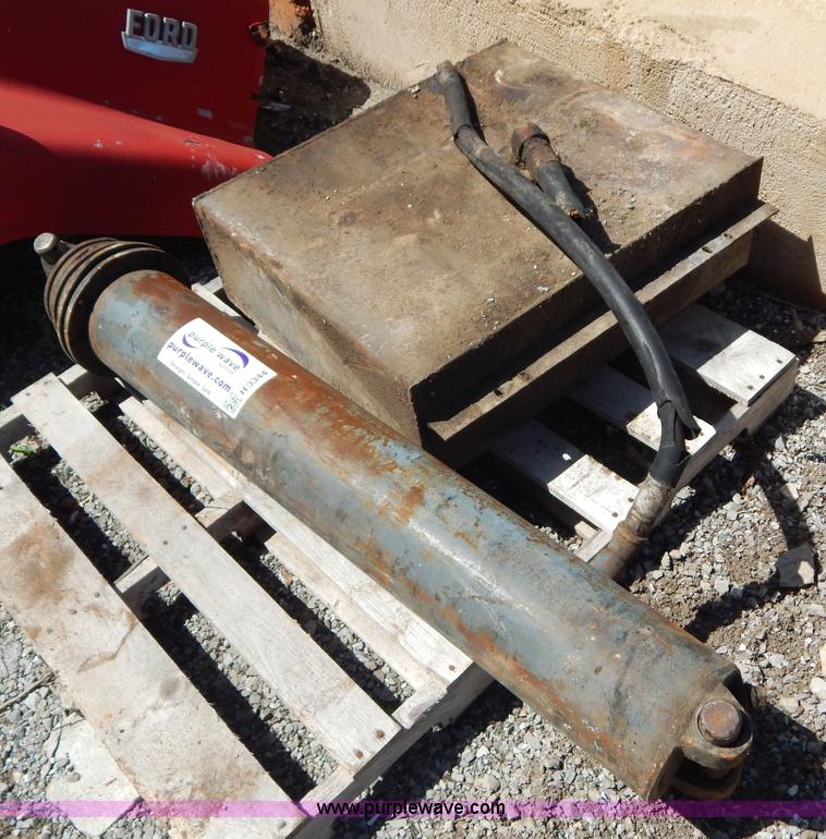 image for item H3344 Three stage hydraulic dump cylinder and hydraulic reservoir