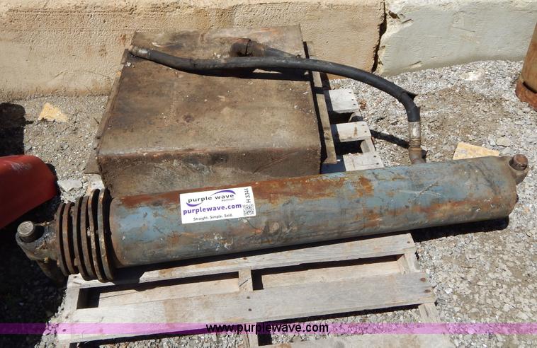 image for item H3344 Three stage hydraulic dump cylinder and hydraulic reservoir