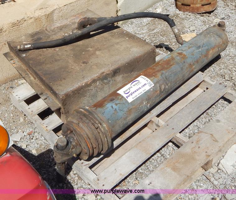 image for item H3344 Three stage hydraulic dump cylinder and hydraulic reservoir