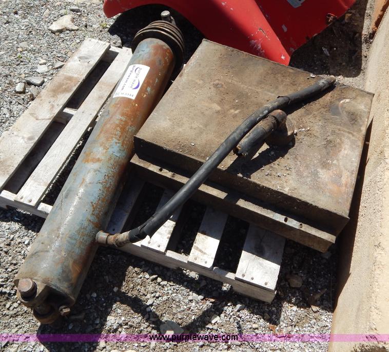 image for item H3344 Three stage hydraulic dump cylinder and hydraulic reservoir