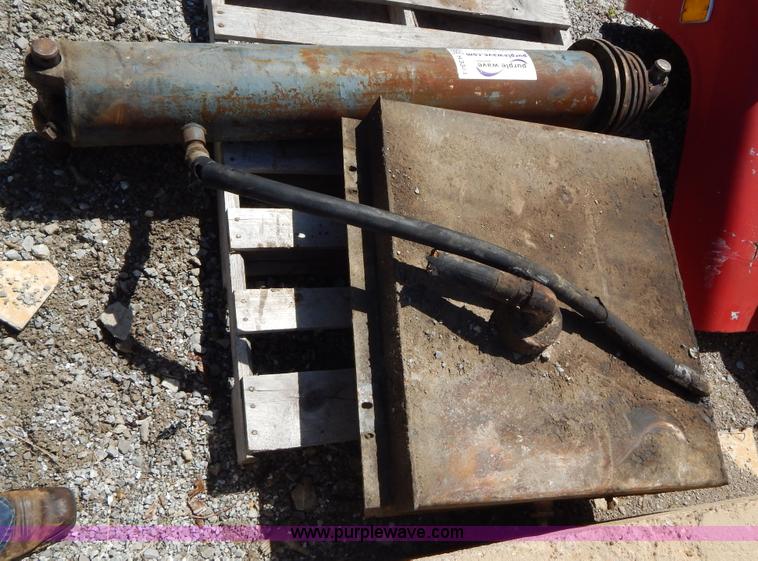 image for item H3344 Three stage hydraulic dump cylinder and hydraulic reservoir