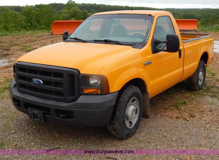 image for item H3383 2005 Ford F250 Super Duty XL pickup truck