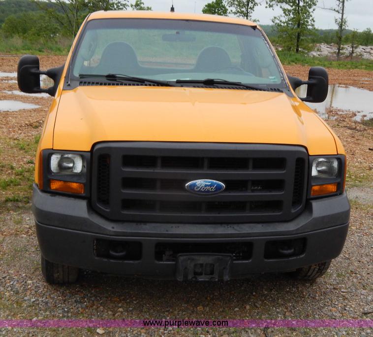 image for item H3383 2005 Ford F250 Super Duty XL pickup truck