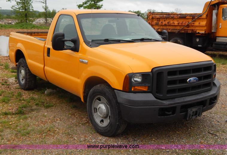 image for item H3383 2005 Ford F250 Super Duty XL pickup truck