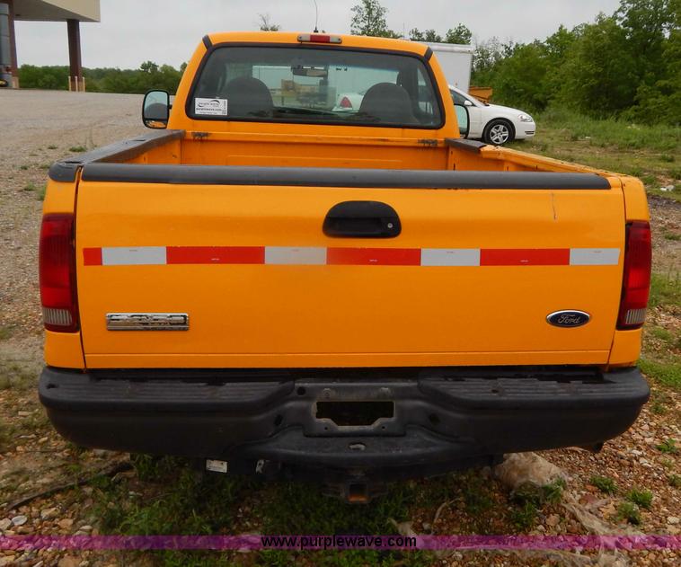 image for item H3383 2005 Ford F250 Super Duty XL pickup truck