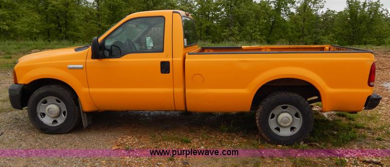 image for item H3383 2005 Ford F250 Super Duty XL pickup truck
