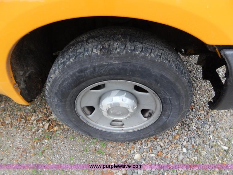 image for item H3383 2005 Ford F250 Super Duty XL pickup truck