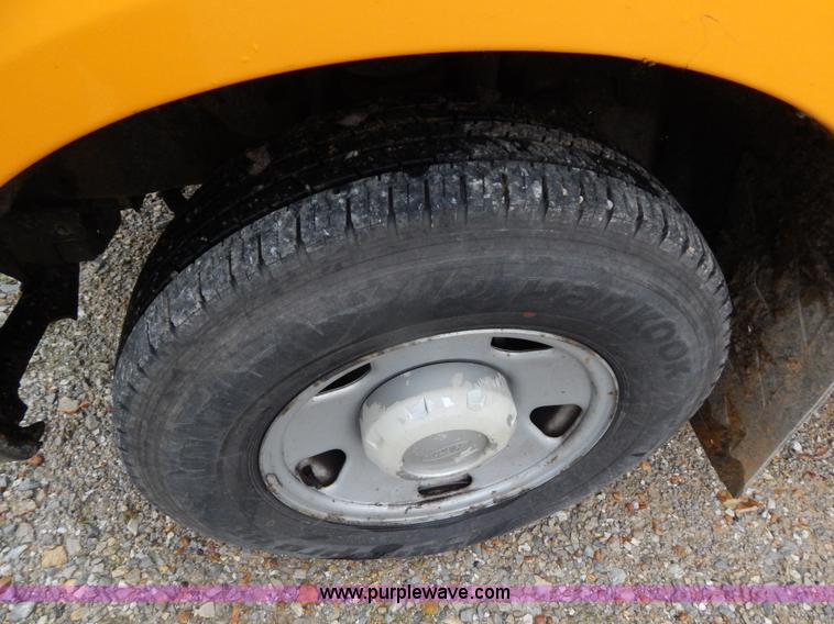 image for item H3383 2005 Ford F250 Super Duty XL pickup truck