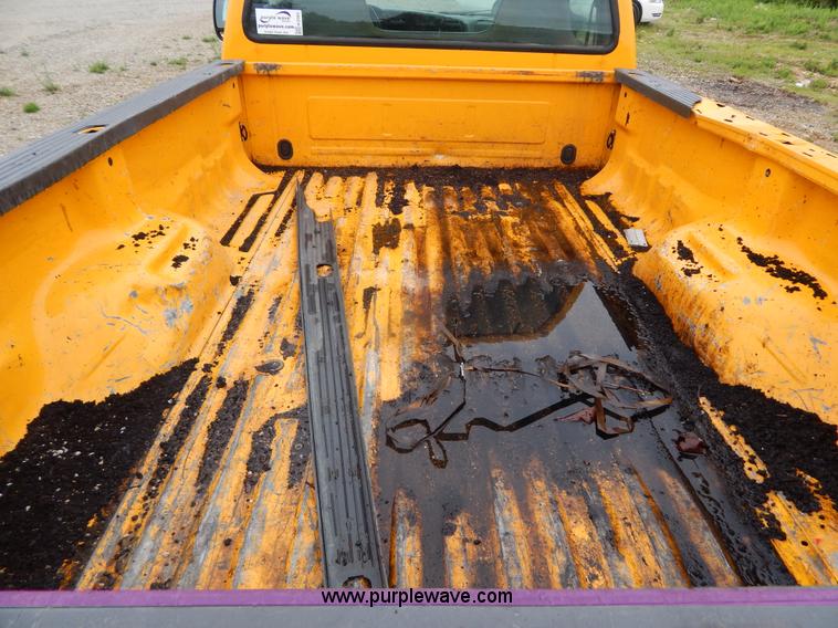 image for item H3383 2005 Ford F250 Super Duty XL pickup truck