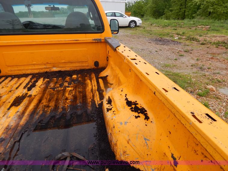 image for item H3383 2005 Ford F250 Super Duty XL pickup truck