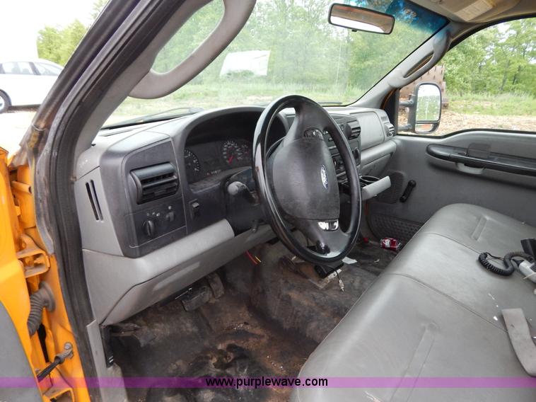 image for item H3383 2005 Ford F250 Super Duty XL pickup truck