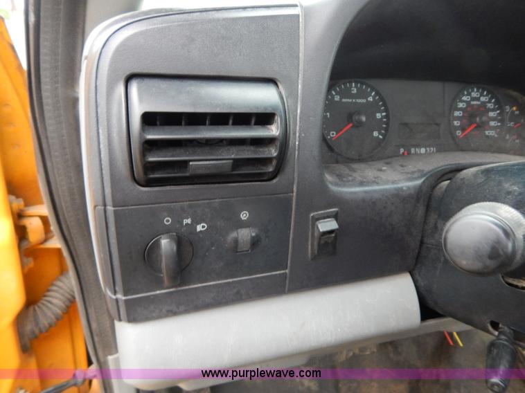 image for item H3383 2005 Ford F250 Super Duty XL pickup truck