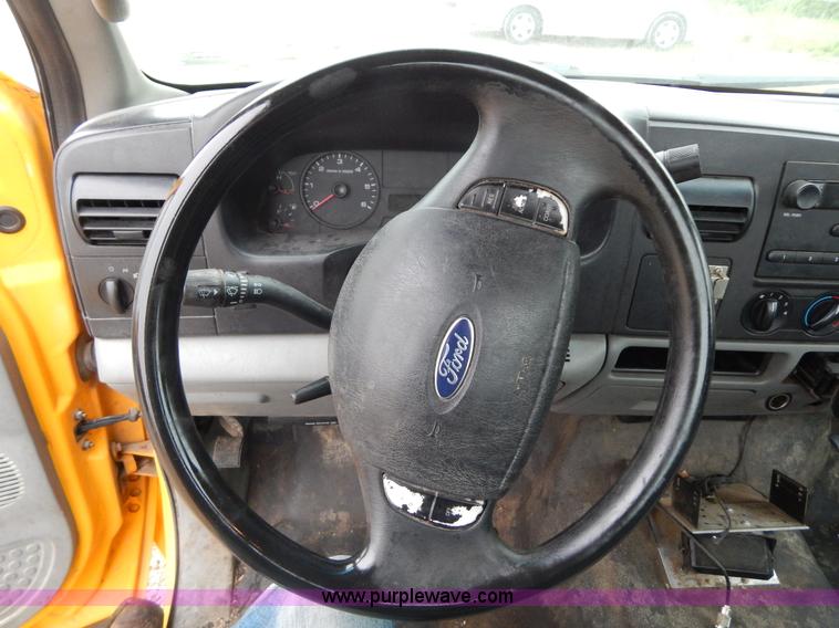 image for item H3383 2005 Ford F250 Super Duty XL pickup truck