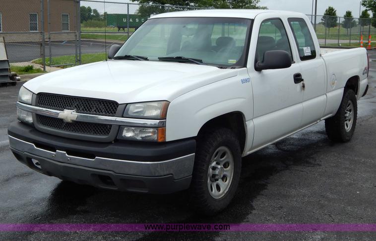 image for item H3389 2005 Chevrolet Silverado 1500 pickup truck