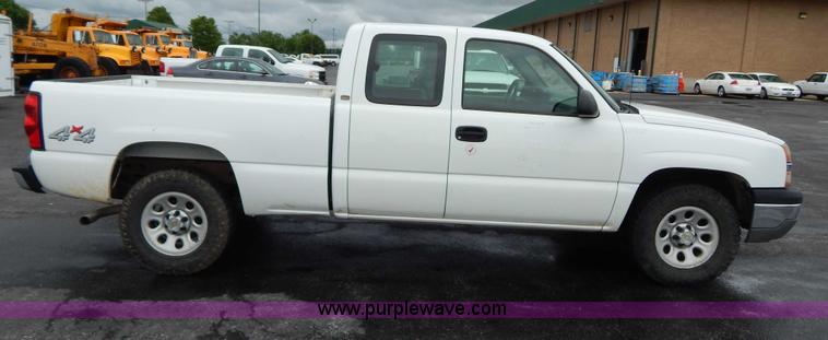 image for item H3389 2005 Chevrolet Silverado 1500 pickup truck