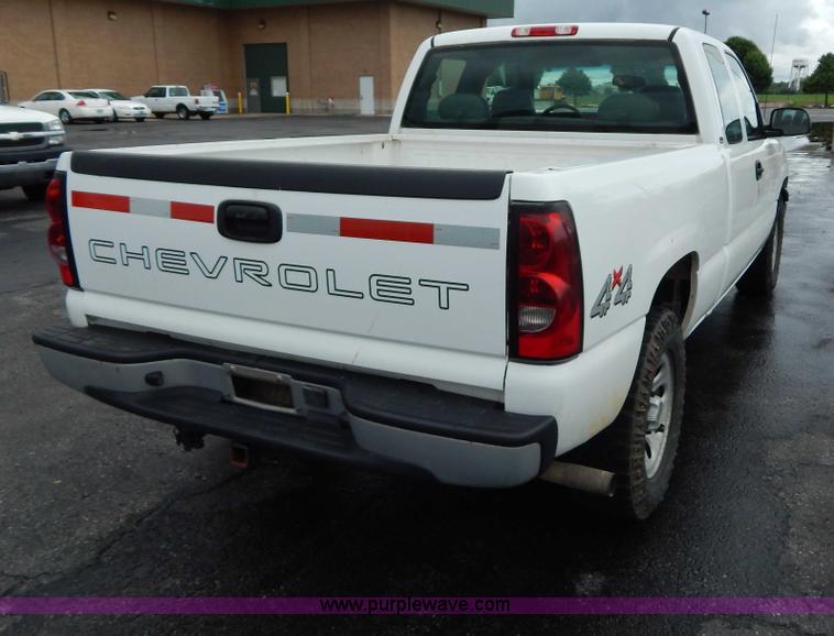 image for item H3389 2005 Chevrolet Silverado 1500 pickup truck