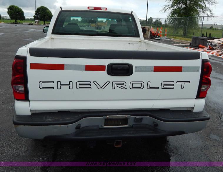 image for item H3389 2005 Chevrolet Silverado 1500 pickup truck
