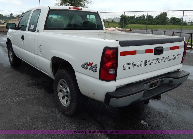 image for item H3389 2005 Chevrolet Silverado 1500 pickup truck