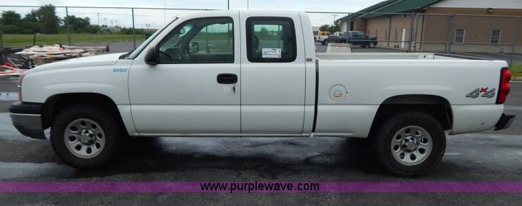 image for item H3389 2005 Chevrolet Silverado 1500 pickup truck