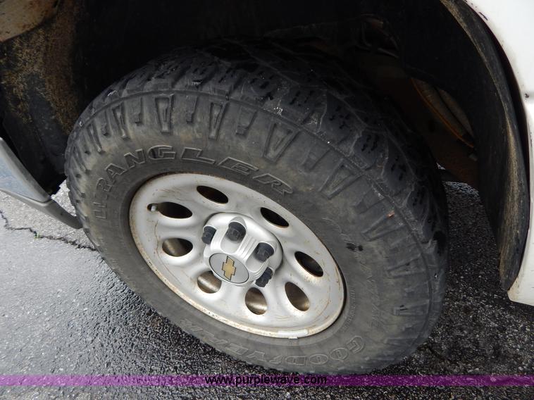 image for item H3389 2005 Chevrolet Silverado 1500 pickup truck