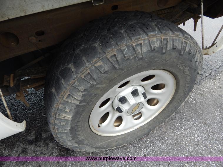 image for item H3389 2005 Chevrolet Silverado 1500 pickup truck