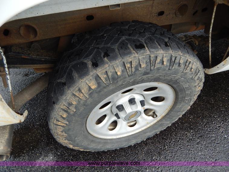 image for item H3389 2005 Chevrolet Silverado 1500 pickup truck