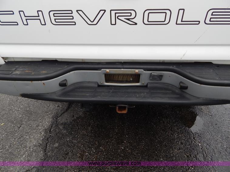 image for item H3389 2005 Chevrolet Silverado 1500 pickup truck