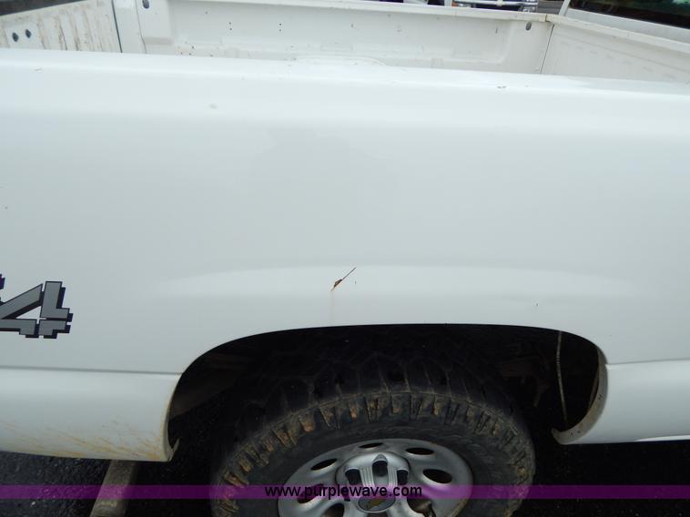 image for item H3389 2005 Chevrolet Silverado 1500 pickup truck