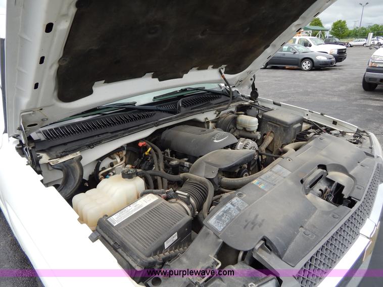 image for item H3389 2005 Chevrolet Silverado 1500 pickup truck