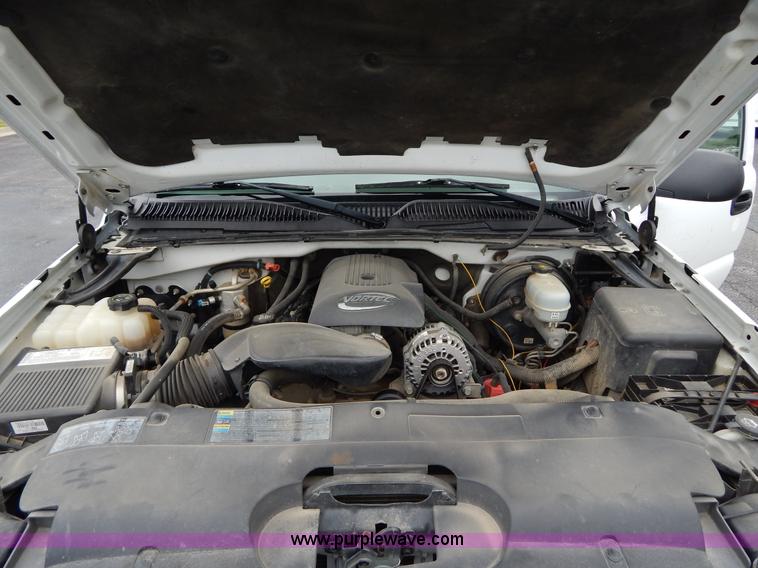 image for item H3389 2005 Chevrolet Silverado 1500 pickup truck