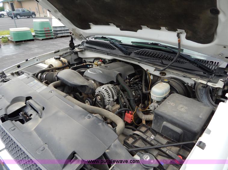 image for item H3389 2005 Chevrolet Silverado 1500 pickup truck