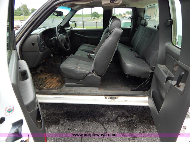 image for item H3389 2005 Chevrolet Silverado 1500 pickup truck