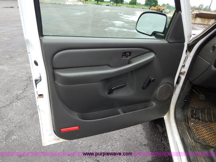 image for item H3389 2005 Chevrolet Silverado 1500 pickup truck