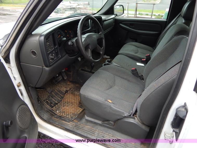 image for item H3389 2005 Chevrolet Silverado 1500 pickup truck