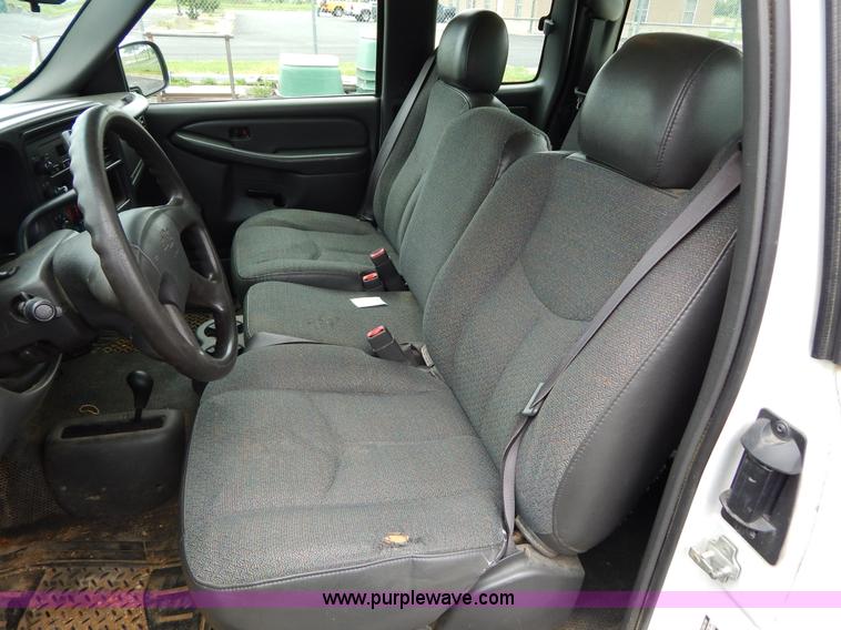 image for item H3389 2005 Chevrolet Silverado 1500 pickup truck