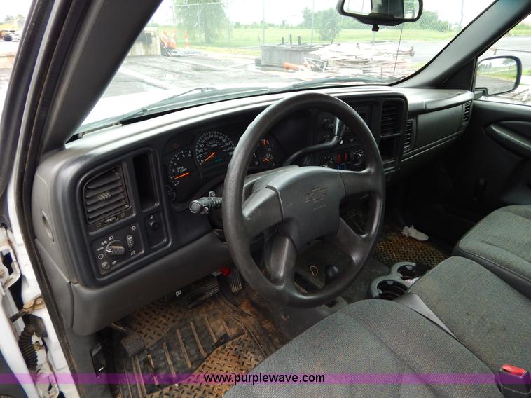 image for item H3389 2005 Chevrolet Silverado 1500 pickup truck