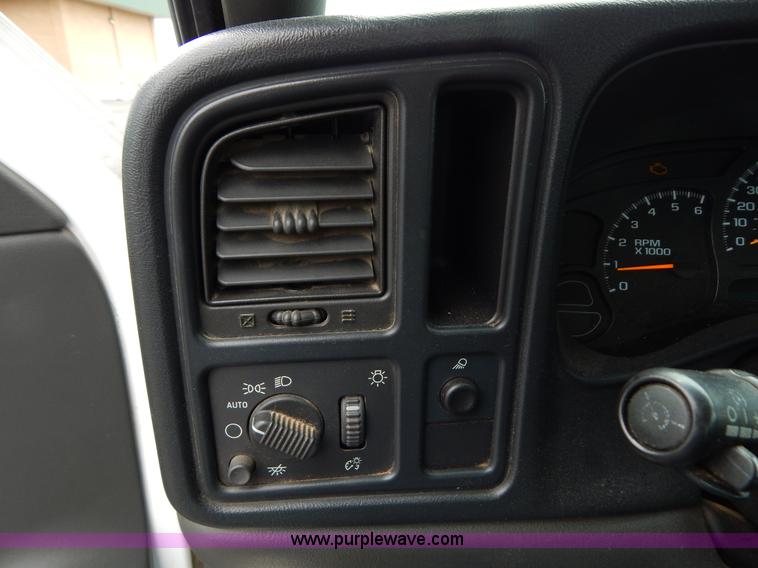 image for item H3389 2005 Chevrolet Silverado 1500 pickup truck