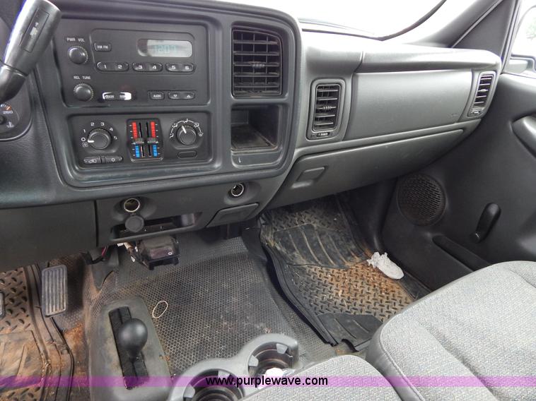 image for item H3389 2005 Chevrolet Silverado 1500 pickup truck