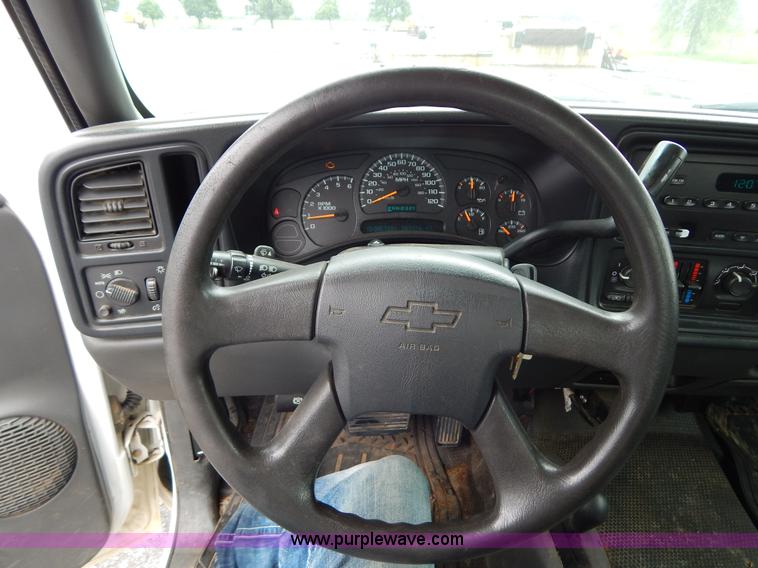 image for item H3389 2005 Chevrolet Silverado 1500 pickup truck