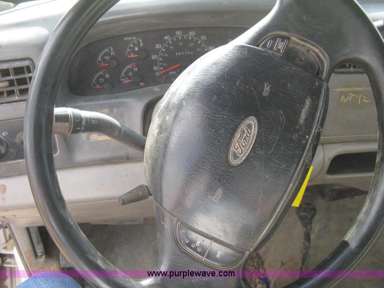 image for item H5439 2001 Ford F250 Super Duty XL SuperCab pickup truck