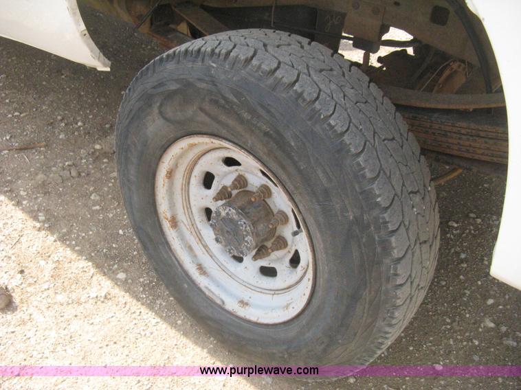 image for item H5439 2001 Ford F250 Super Duty XL SuperCab pickup truck