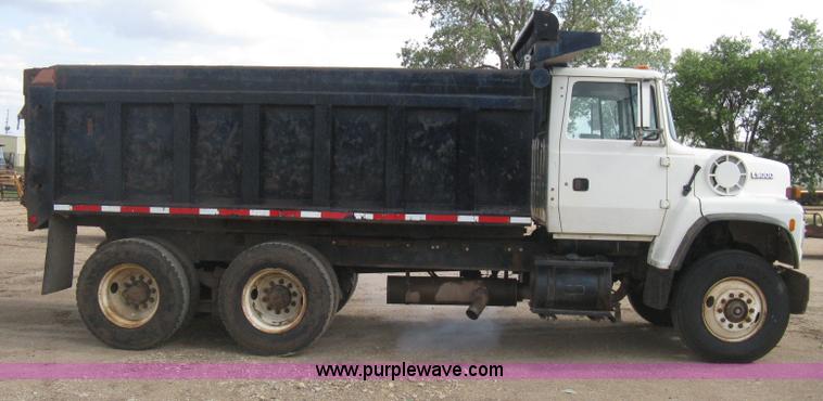 image for item H5440 1993 Ford LNT9000 dump truck