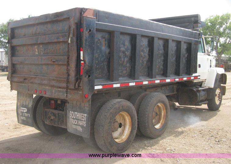 image for item H5440 1993 Ford LNT9000 dump truck