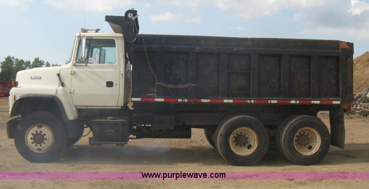 image for item H5440 1993 Ford LNT9000 dump truck