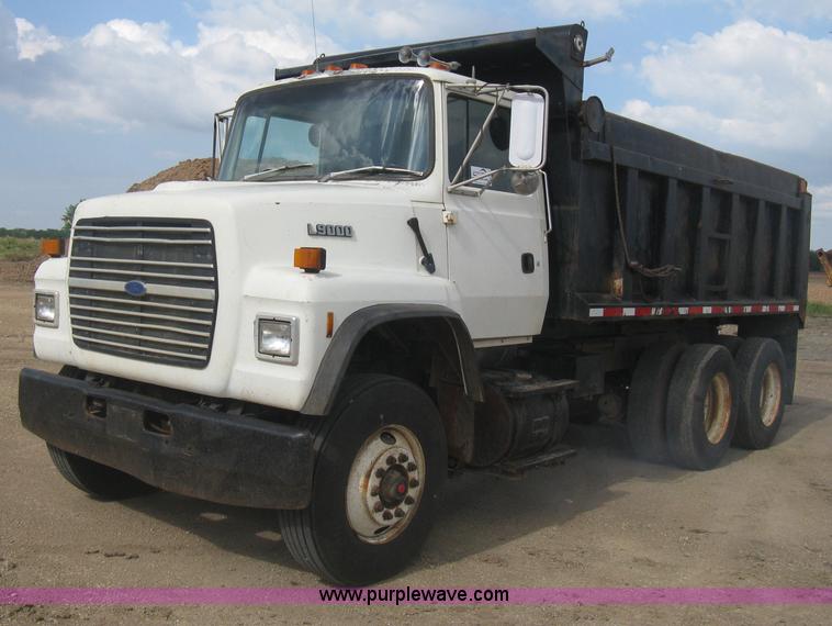 image for item H5440 1993 Ford LNT9000 dump truck